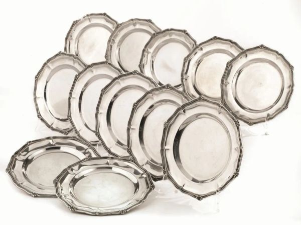  Dodici piattini, in argento, tesa smerlata lavorata a righe intercalate da  