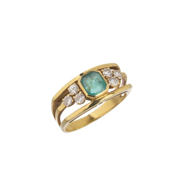 EMERALD AND DIAMOND RING IN 18KT YELLOW GOLD