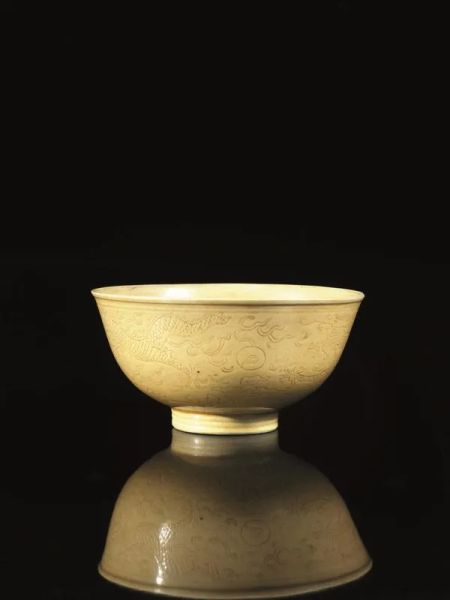 Ciotolina, Cina, sec. XIX,  in porcellana gialla decorata con draghi, reca marchio sul fondo periodo Guangxu (1875-1908), diam. cm 11 