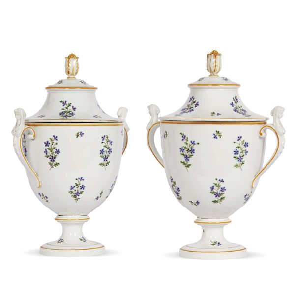 A PAIR OF GINORI VASES WITH LID, DOCCIA, EARLY 19TH CENTURY