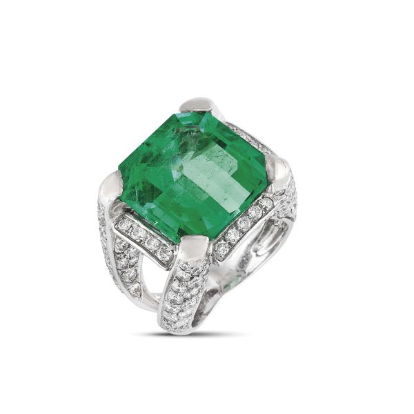 



COLOMBIAN EMERALD AND DIAMOND RING IN 18KT WHITE GOLD