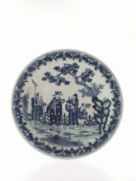 Piatto Cina sec. XIX-XX, in porcellana bianca decorato con personaggi in un paesaggio, diam. cm 40 ca