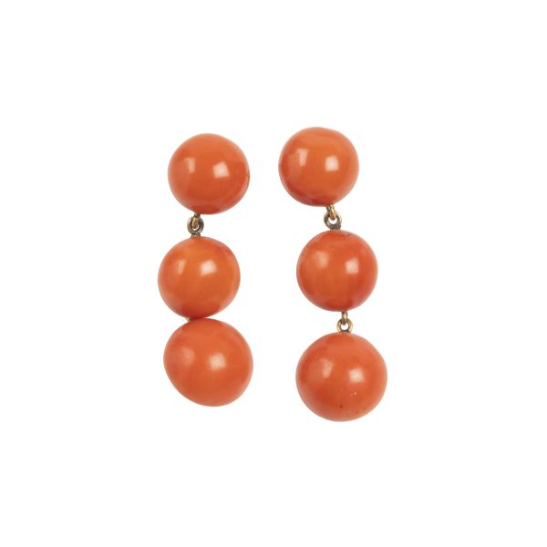 



PAIR OF EARRINGS WITH CORAL IN 18KT YELLOW GOLD