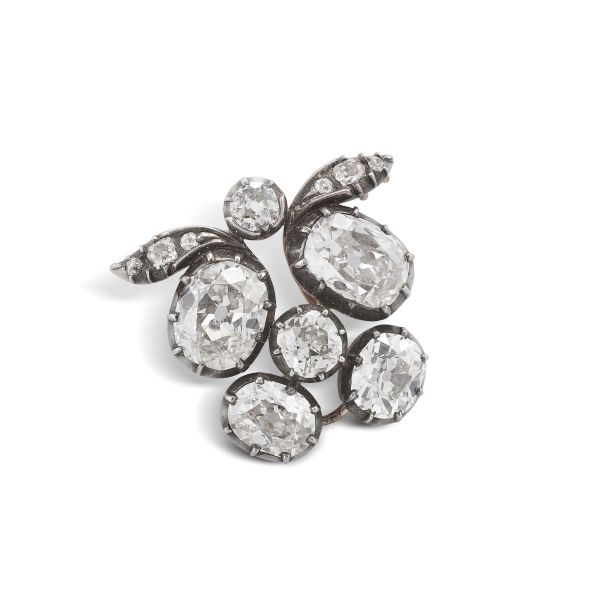 SMALL CLUSTER DIAMOND BROOCH IN SILVER AND GOLD