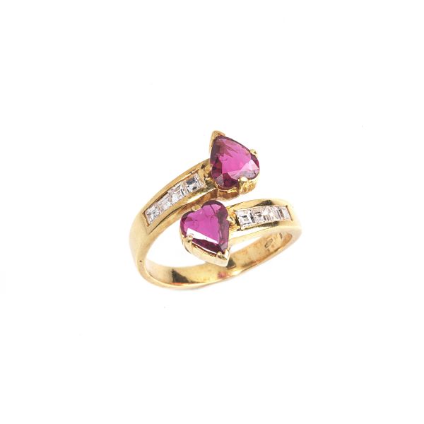 RUBY AND DIAMOND CONTRARIE RING IN 18KT YELLOW GOLD