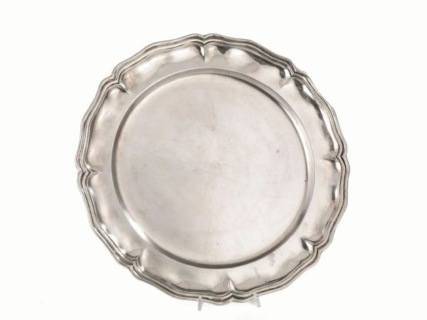  Vassoio, di  forma   circolare, in argento, bordo smerlato, diam. cm 43, g 1350,  coppa,  di forma circolare in argento sbalzato, g 525, ed una  coppetta  moderna in argento, diam. cm 23, g 430 (3)                                                    