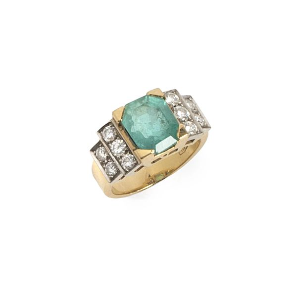 EMERALD AND DIAMOND RING IN 18KT YELLOW GOLD