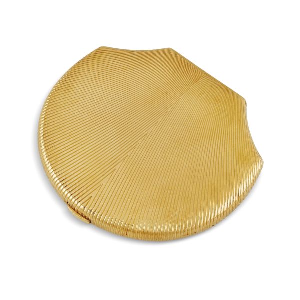 SEASHELL-SHAPED SNUFF BOX IN 18KT YELLOW GOLD
