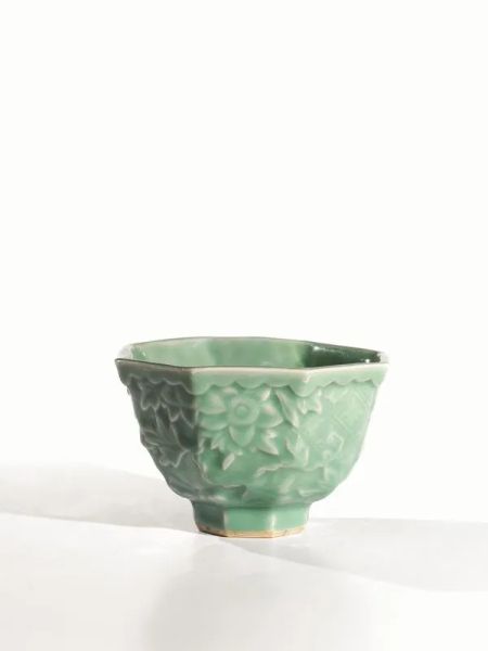  Coppa in porcellana celadon, Cina , secolo XIX,  di forma ottagonale, esternamente modellata a rilievo con motivi a fiori di loto, alt. cm 9; diam cm 14