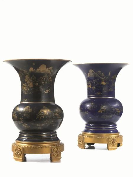 Due vasi Cina sec. XIX - XX, a balaustro in porcellana a fondo blu con decori oro, alt. cm 38 su base in bronzo alt. cm 10