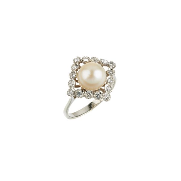 



PEARL RING IN 18KT WHITE GOLD