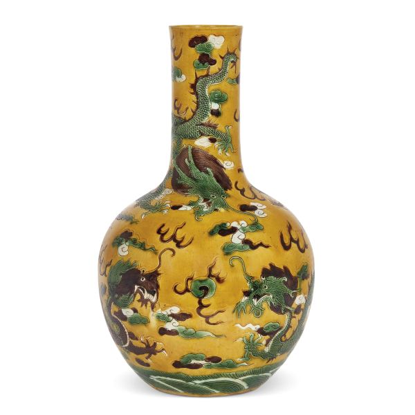 A VASE, CHINA, QING DYNASTY, 19TH CENTURY