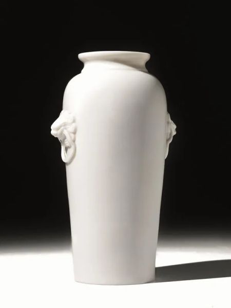  Vaso Cina, sec. XVII , in   porcellana bianca Dehua, le anse a teste