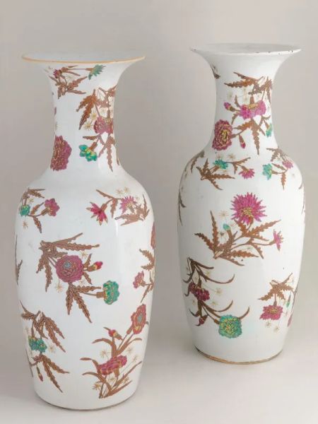  Coppia di vasi, Cina fine dinastia Qing,  a balaustro, in porcellana