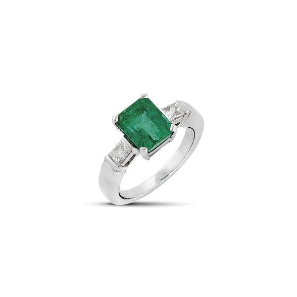 EMERALD AND DIAMOND RING IN 18KT WHITE GOLD