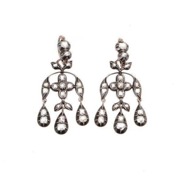 



PAIR OF DIAMOND EARRINGS 
