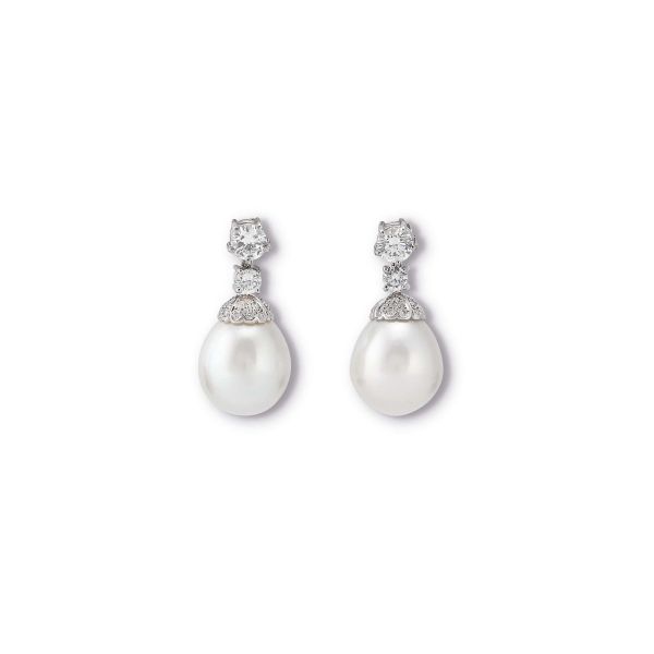 



PAIR OF PEARL AND DIAMOND EARRINGS