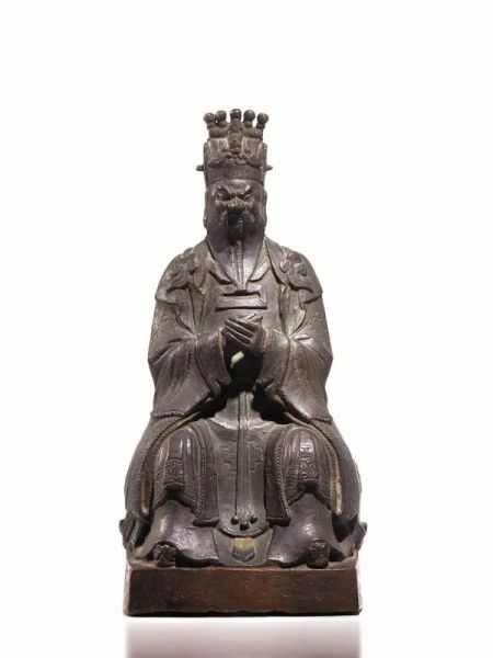 Figura di immortale Taoista, Cina Dinastia Ming (1368-1644), in ferro, seduto in trono e con le mani incrociate, il cappello a cinque punte, alt, cm 37