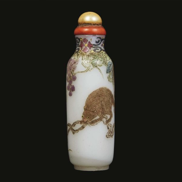 A SNUFF BOTTLE WITH SQUIRREL, CHINA, QING DYNASTY, 19TH CENTURY