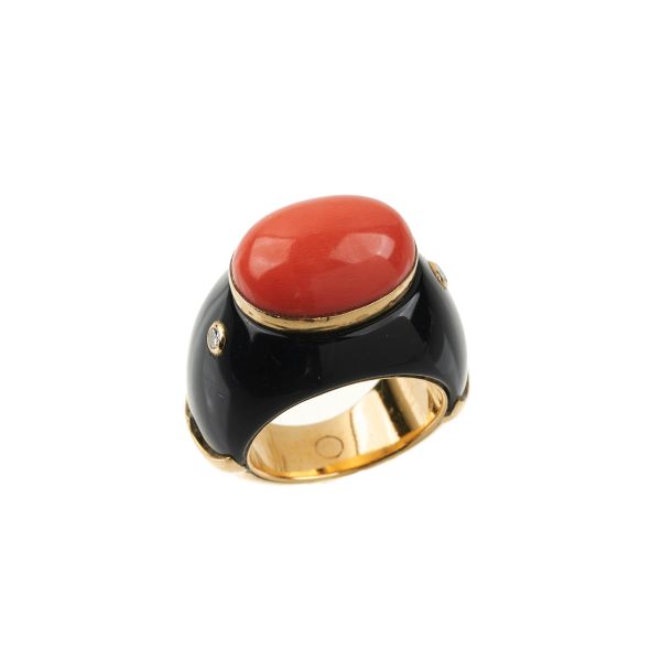 



ANELLO A FASCIA CON CORALLO E DIAMANTI