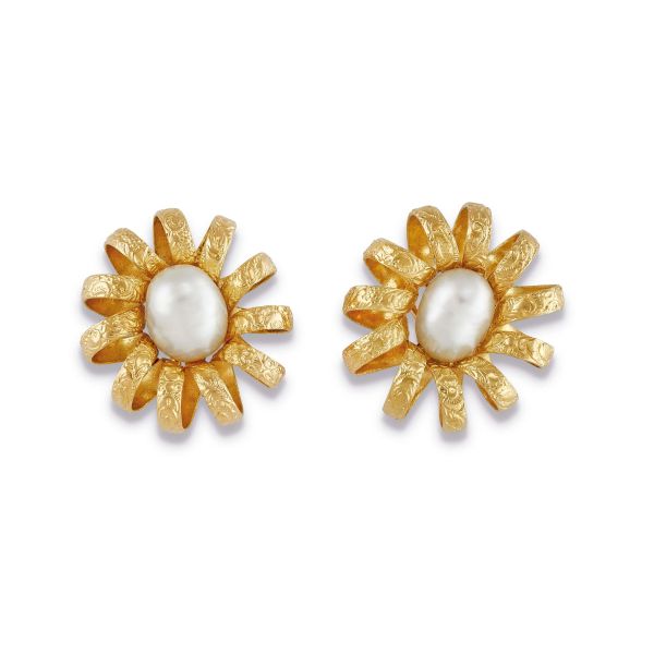 



PAIR OF EARRINGS WITH PEARLS