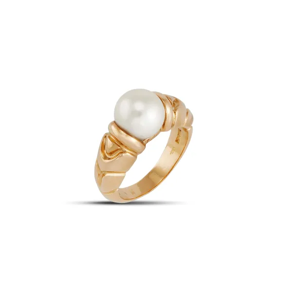 



BULGARI PEARL TWO-STEP COLLECTION RING IN 18KT YELLOW GOLD