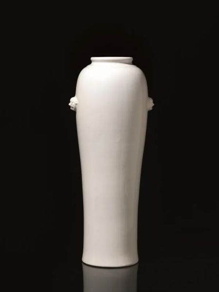 Vaso Cina sec. XVIII, in porcellana blanc de Chine, le anse con teste di belva a rilievo, alt. cm 36
