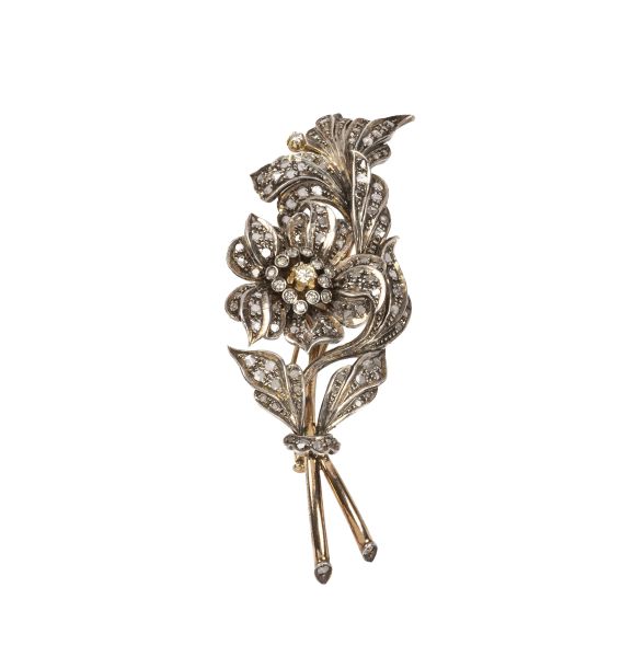 



FLORAL DIAMOND BROOCH IN 18KT YELLOW GOLD AND SILVER