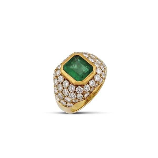 EMERALD AND DIAMOND RING IN 18KT YELLOW GOLD