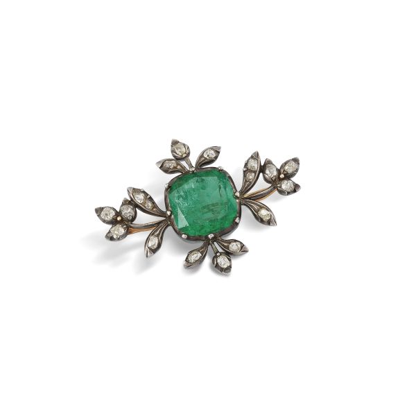 SMALL EMERALD AND DIAMOND CLUSTER BROOCH IN SILVER AND GOLD