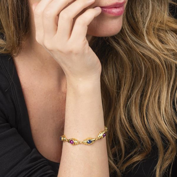 BRACCIALE CON RUBINI E ZAFFIRI CABOCHON