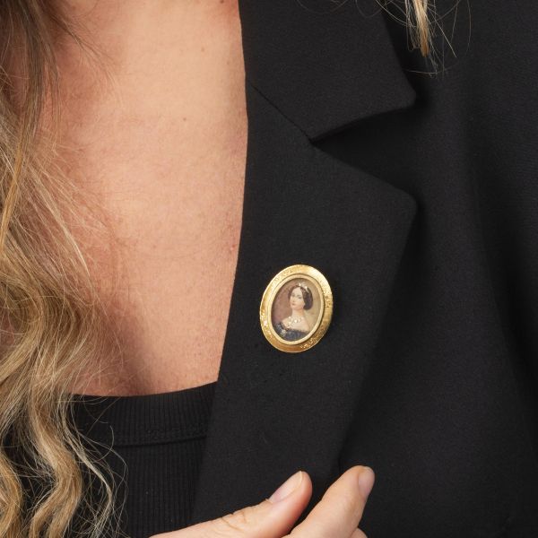 SPILLA PENDENTE CON MINIATURA