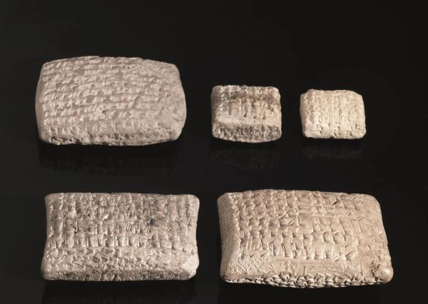  Cinque tavolette con iscrizioni cuneiformi                                  