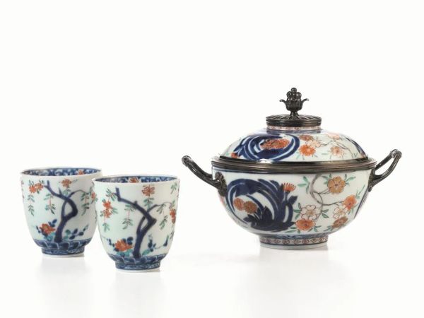  Coppia di tazze Giappone, periodo Meiji (1868-1912),  in porcellana Imari, recano marchio cinese Kangxi, alt. cm 7,3 