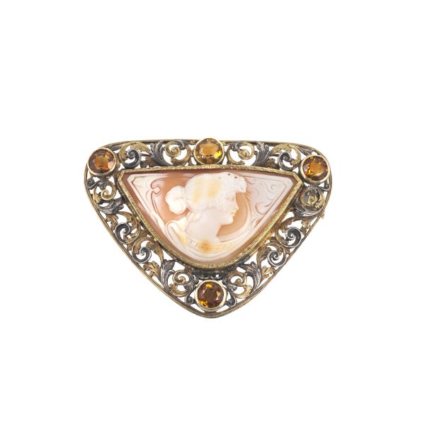 CAMEO BROOCH WITH SYNTHETIC STONES IN 18 YELLOW GOLD AND SILVER