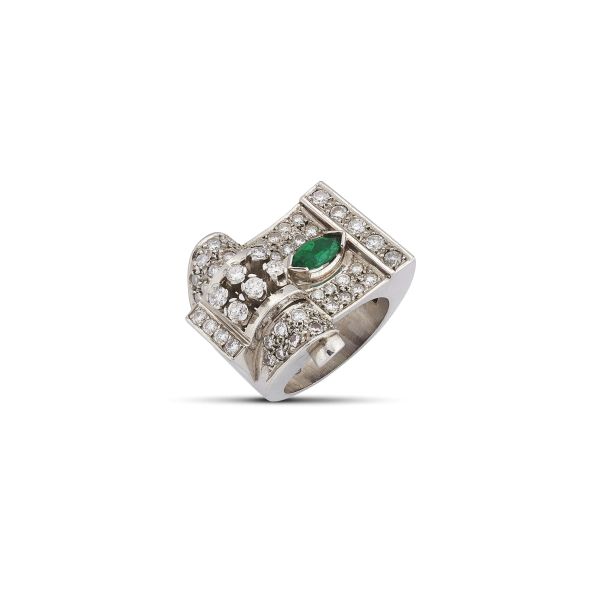 EMERALD AND DIAMOND BAND RING IN PLATINUM