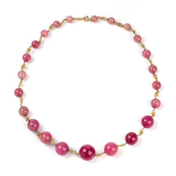 



COLLANA CON GIADEITE ROSSA