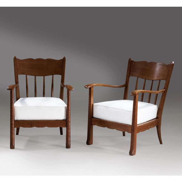 



A COUPLE OF ARMCHAIRS, WOODEN STRUCTURE, WHITE FABRIC UPHOLSTERED 