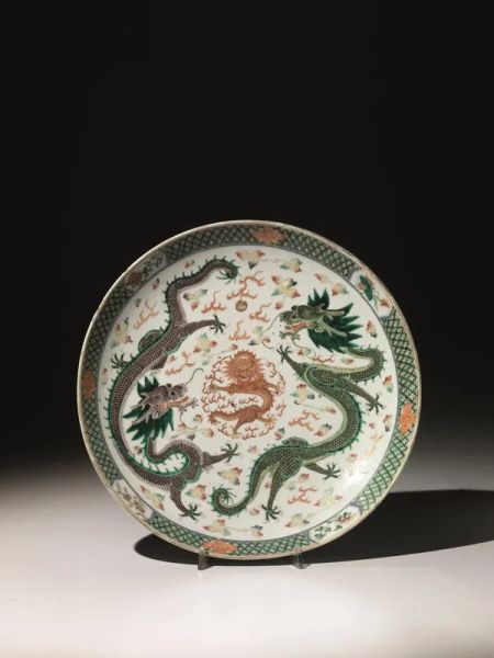  Grande piatto Cina sec. XVIII - XIX, tarda  dinastia Qing,  della famigliaverde in porcellana wucai , decorato con un drago centrale color ruggine e due grandi draghi nei toni del verde che si affrontano, diam. cm    40                      