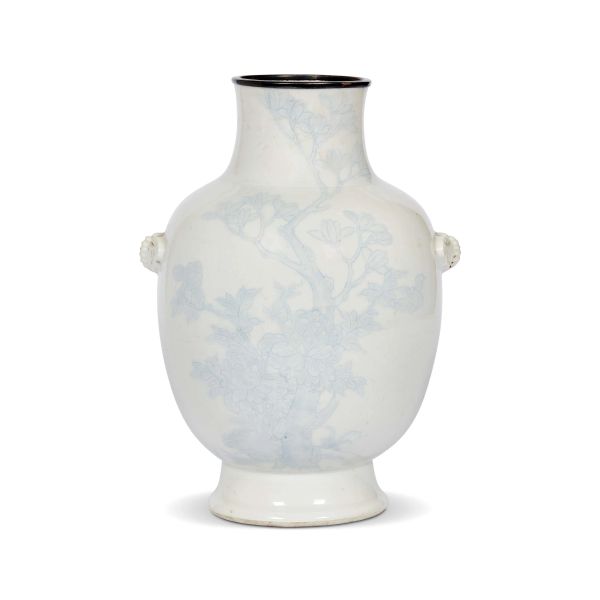 



VASO IN PORCELLANA BIANCA, CINA, DINASTIA QING, SEC. XIX