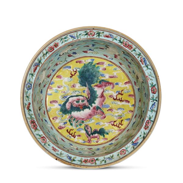 A LARGE BOWL IN POLYCHROME PORCELAIN, CHINA, QING DYNASTY, 19TH CENTURY