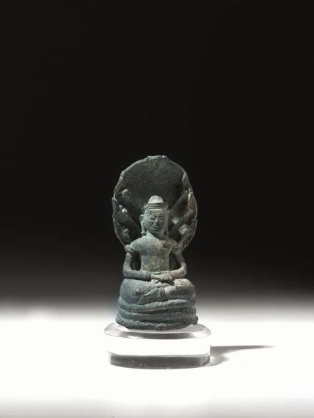 Scultura in bronzo area del Sud est asiatico sec. XIX,  raffigurante Buddha assiso protetto dal Naga, alt. cm 12                              