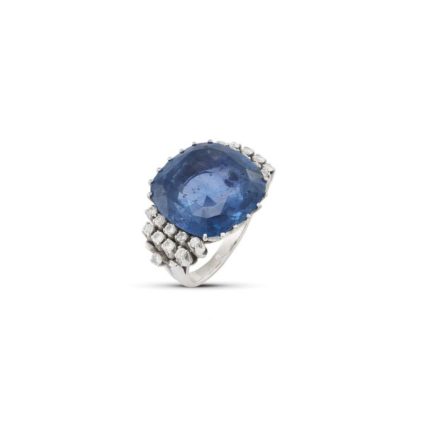 CEYLON SAPPHIRE AND DIAMOND RING IN 18KT WHITE GOLD