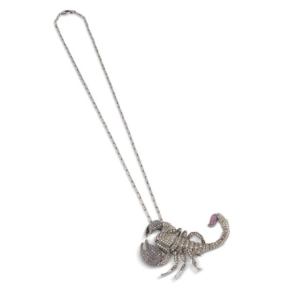 COLLANA CON PENDENTE A FORMA DI SCORPIONE