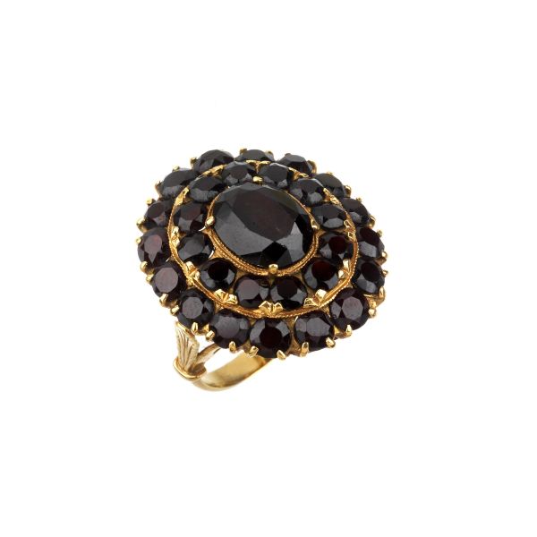 GARNET RING IN 18KT YELLOW GOLD