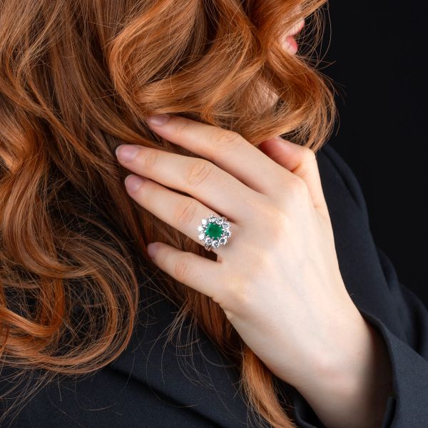 ANELLO A MARGHERITA CON SMERALDO E DIAMANTI