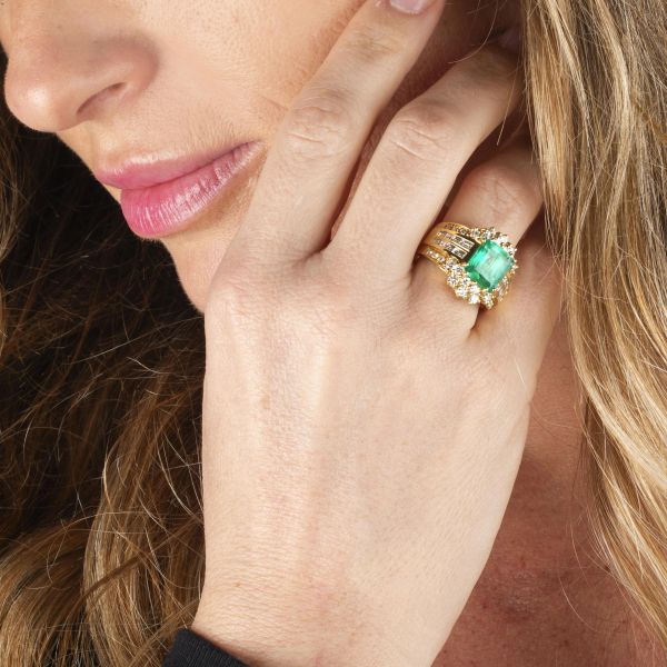 ANELLO A FASCIA CON SMERALDO COLOMBIANO E DIAMANTI