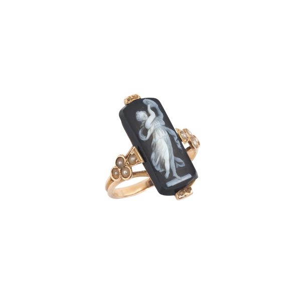 ENGRAVED GEMSTONE RING IN 18KT YELLOW GOLD