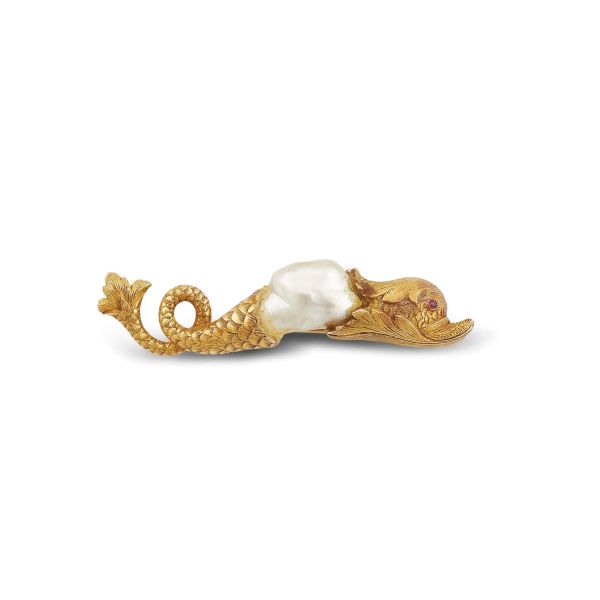 FISH-SHAPED BAROQUE PEARL BROOCH IN 14KT GOLD