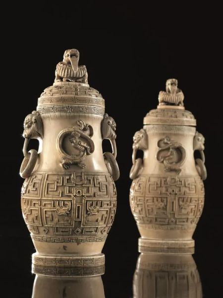 Coppia di vasi, Cina fine dinastia Qing, in avorio, di forma arcaica, le&nbsp;&nbsp;